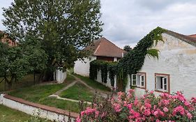 Chaloupka u Mostu sv Jana v centru Vodňan